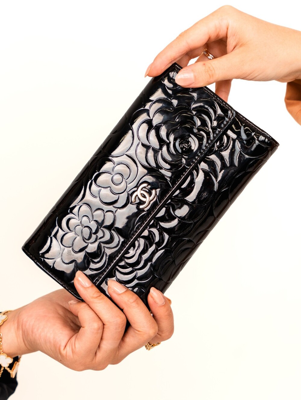 🖤CHANEL Black Camellia Patent Leather  Clutch/Wallet🖤
